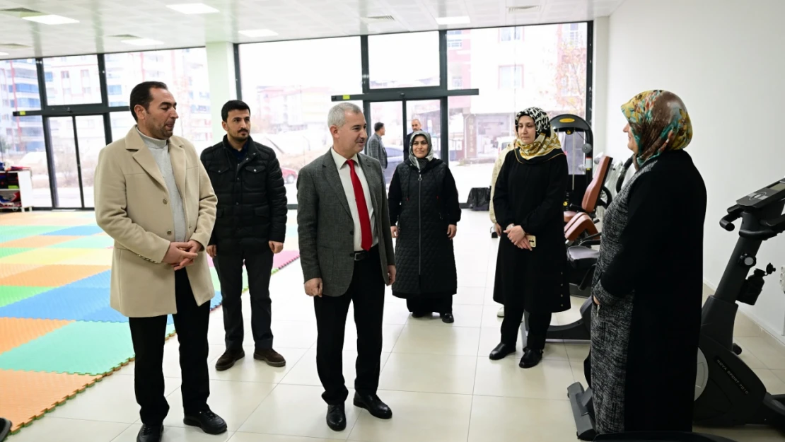 Başkan Çınar, Yeşiltepe'deki Aile Danışmanlık Ve Spor Merkezini İnceledi
