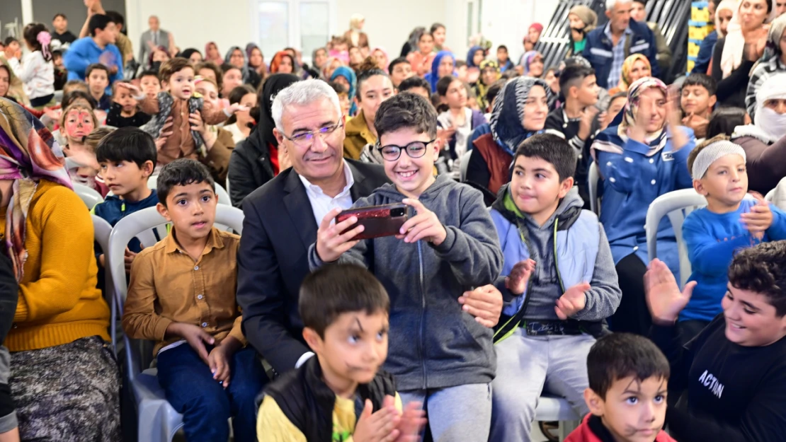 Başkan Güder, depremzede çocukların yanında olmaya devam ediyor