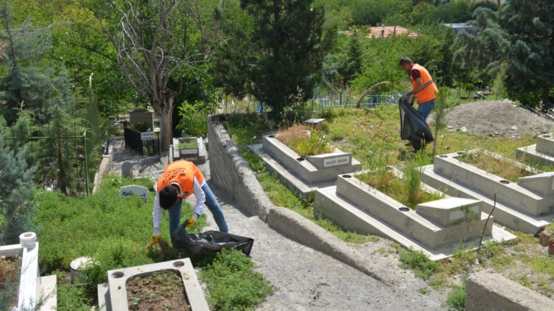 Battalgazi Belediyesi Ekipleri Mezarlıklarda Bakım Çalışması Yaptı