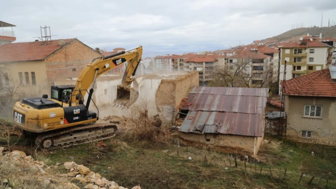 Battalgazi Belediyesi Tehlike Saçan Metruk Yapıları Yıkıyor