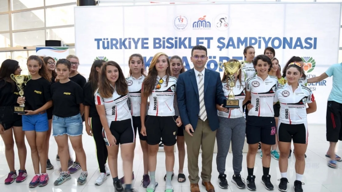 Bisiklet Sporcuları Ödüllerini Aldı