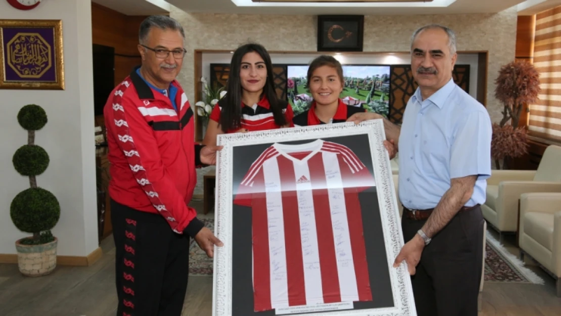 Gazi Lisesi Bayan Futbol Takımından Başkan Aydın'a Ziyaret