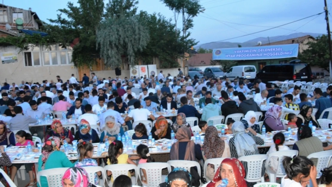 Vali Toprak, Birlik Vakfı Malatya Şubesinin Geleneksel İftar Programın Katıldı