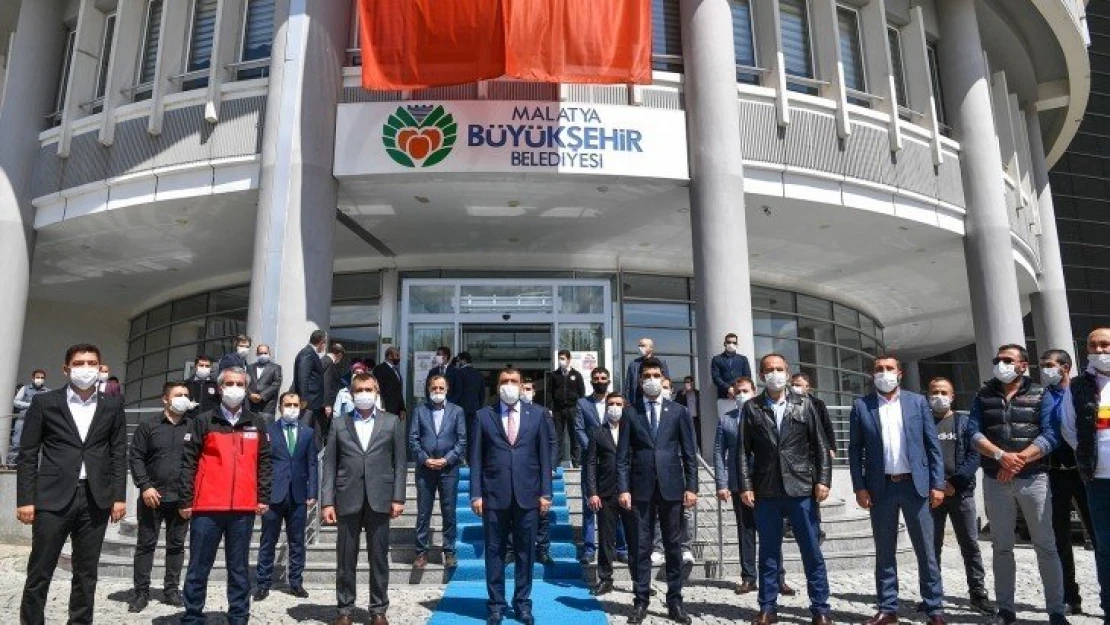 Büyükşehir Belediyesi kendi elemanları ile evlere maske dağıtıyor