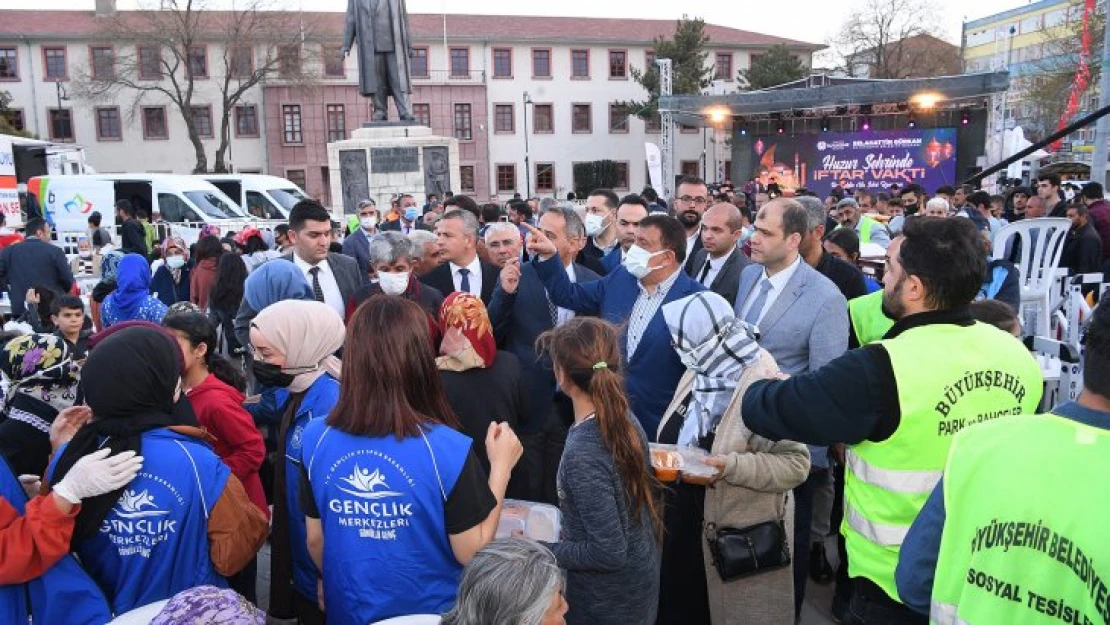 Büyükşehir Belediyesi tarafından günlük 5000 kişilik iftar yemeği dağıtılıyor