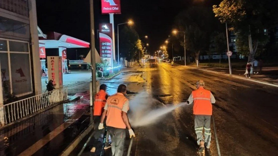 Büyükşehir Belediyesi vatandaşların yoğun olarak kullandığı alanları ilaçlıyor