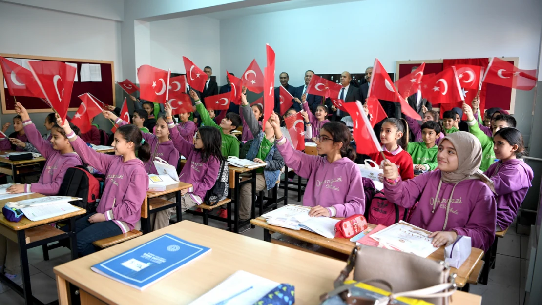 Büyükşehir Belediyesinden Ortaokul Öğrencilerine Kitap Desteği