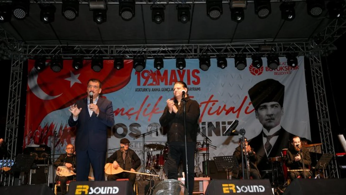 Büyükşehir Belediyesinin düzenlediği Gençlik Şöleni konserine binlerce Malatyalı katıldı