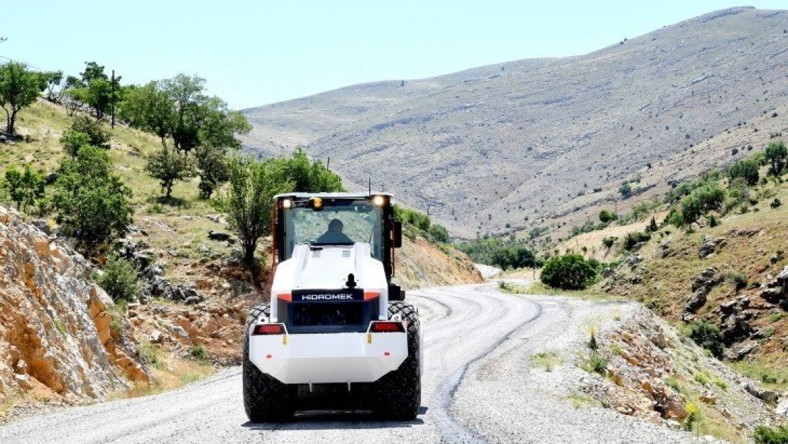 Büyükşehir Kadiruşağı Mahalle Yolunu Asfaltlıyor