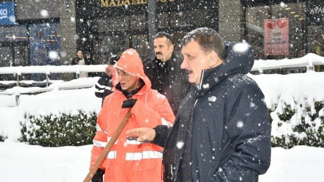 Büyükşehir Karla Mücadele Çalışmalarını Geceli Gündüzlü Yapıyor