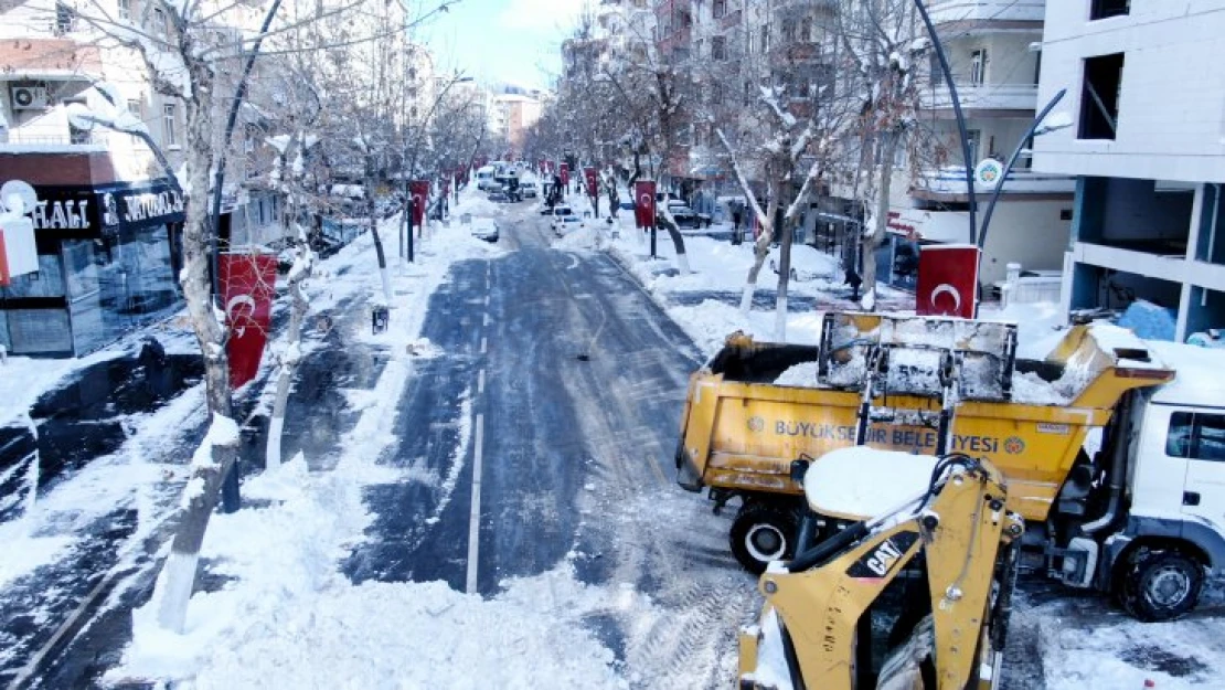 Büyükşehir Tarafından Kar Kaldırma ve Tuzlama Çalışmaları Yoğun Bir Şekilde Devam Ediyor