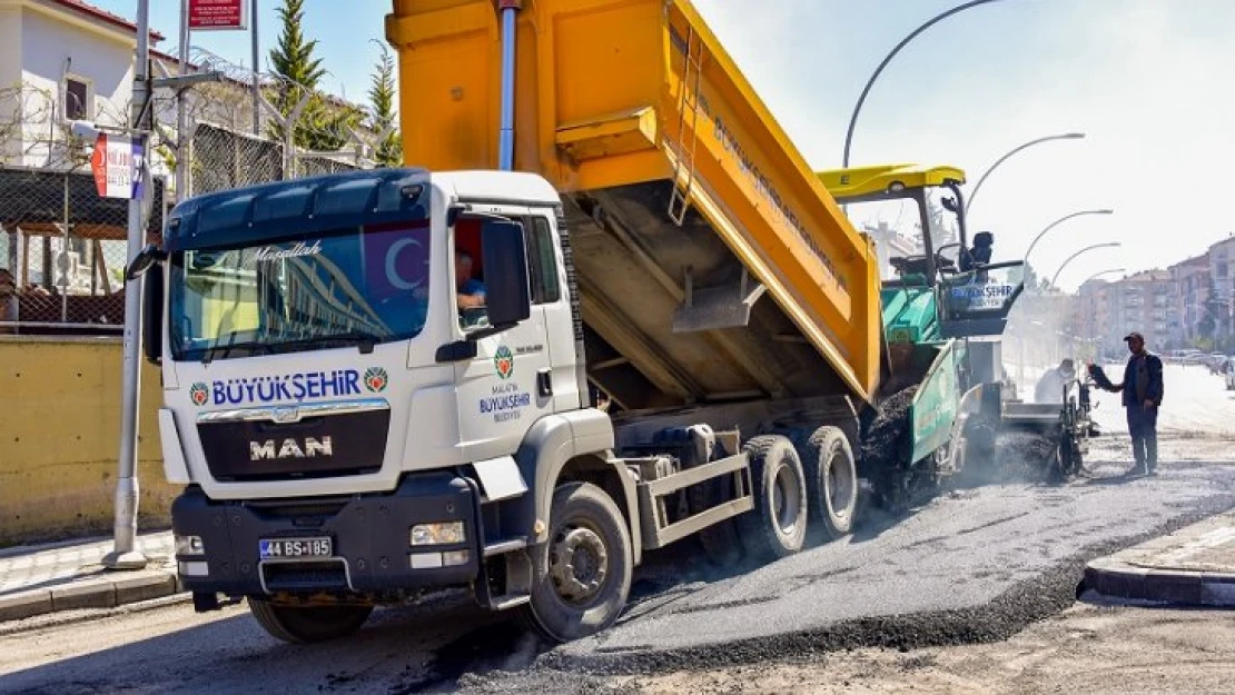 Büyükşehir Yıpranmış Ve Bozulmuş Yolları Yeniliyor