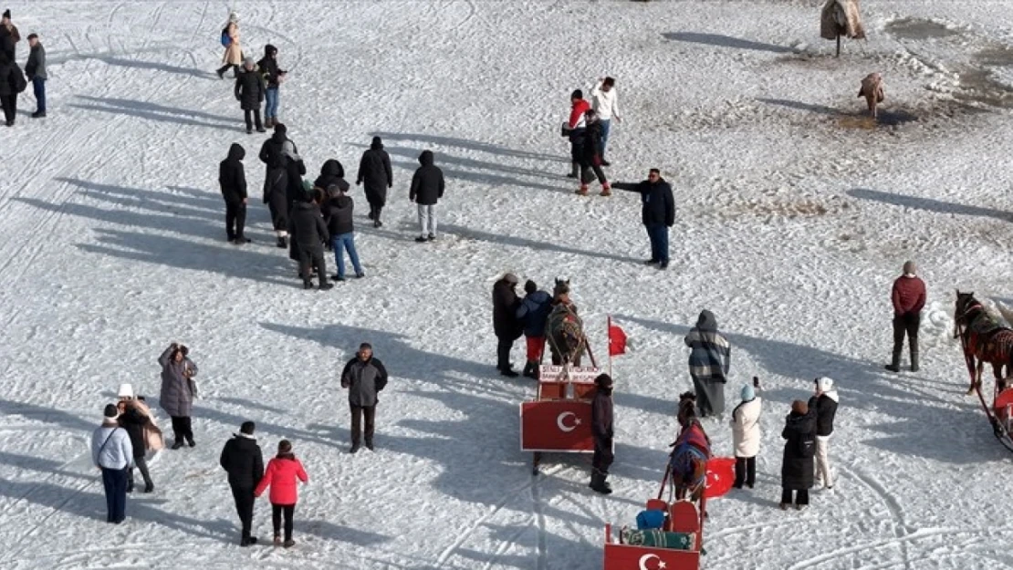 Buzla kaplı Çıldır Gölü'ne gelen turistler halay çekip atlı kızakla gezinti yaptı