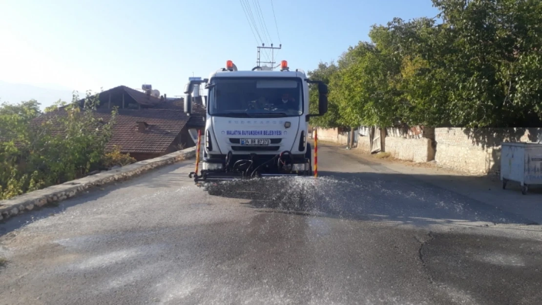 Cadde Ve Sokaklar İlaçlı Sularla Yıkanıyor