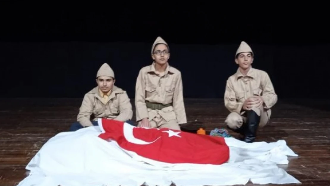 'Çanakkale Yarım Kalan Hayatlar' adlı teatrel dinleti sergilendi