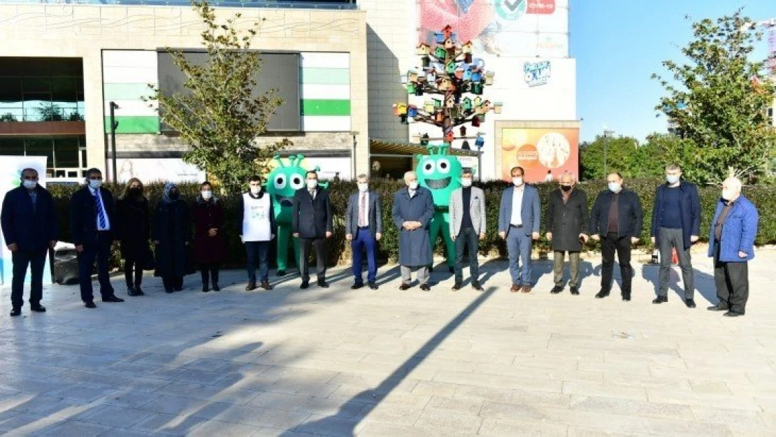 Canlı 'Virüs Maskot' işbaşında