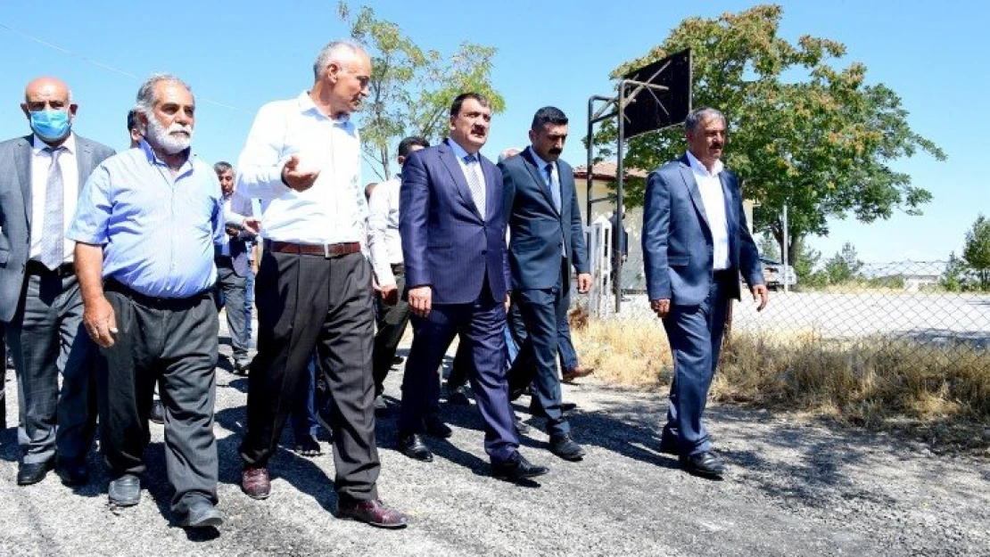 Çayırköy mahallesinde bölge muhtarları ve vatandaşlarla bir araya geldi.