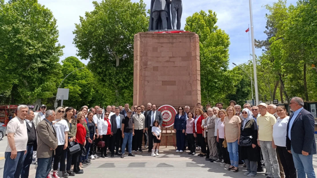 CHP'den Atatürk Anıtına Çelenk