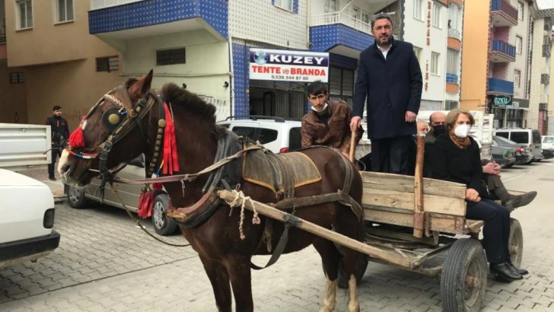 CHP İl Başkanı Kiraz, at arabasına binerek, akaryakıt zamlarını protesto etti.