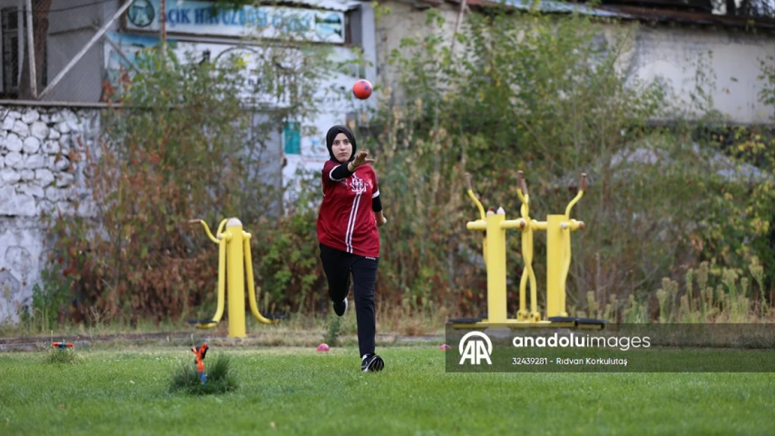 Çimde hazırlandığı dünya şampiyonasında üçüncü oldu, gözünü altın madalyaya çevirdi