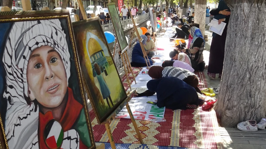 Çocuklar Gazze'deki soykırımı tuvallere yansıttı