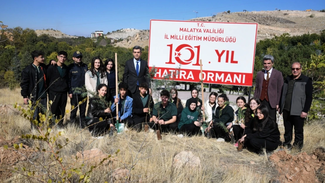 Cumhuriyetimizin 101'inci Yılında 101 Öğrenci 101 Fidanı Toprakla Buluşturdu