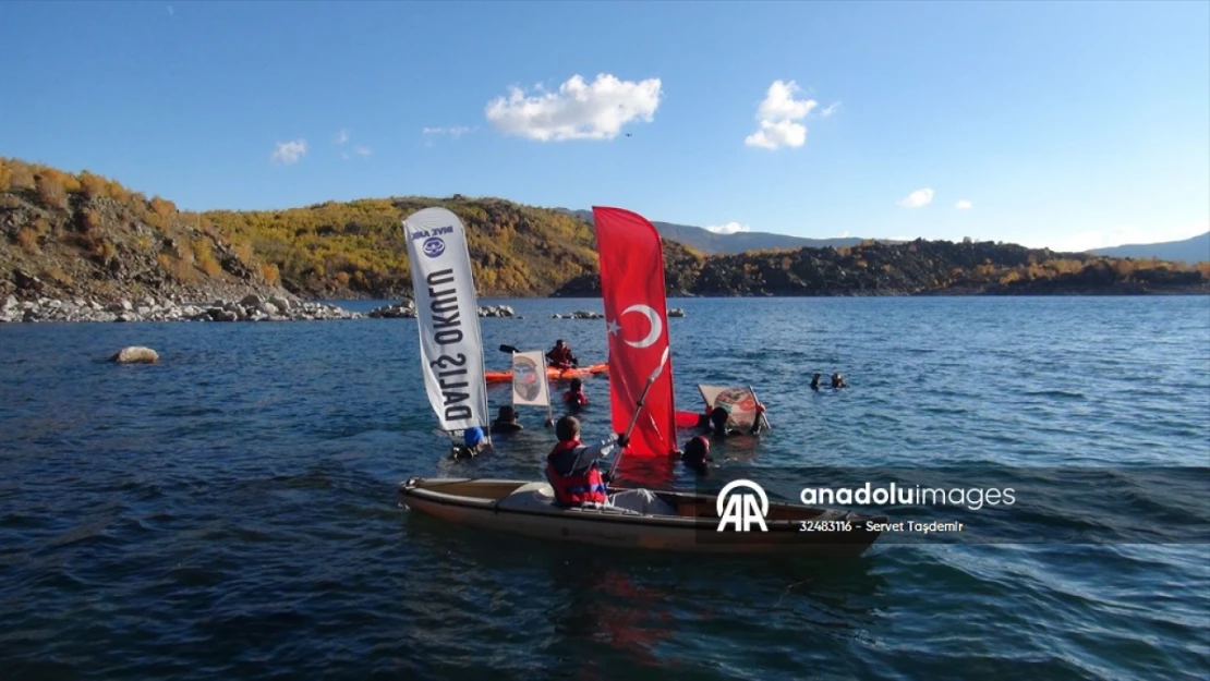 Dalgıçlar, Cumhuriyet'in 100. yılı kapsamında Nemrut Krater Gölü'nde Türk bayrağı açtı