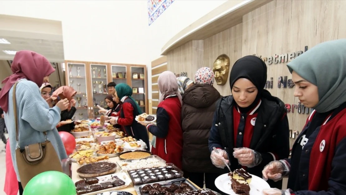 Darende'de imam hatip öğrencileri Gazze yararına kermes düzenledi