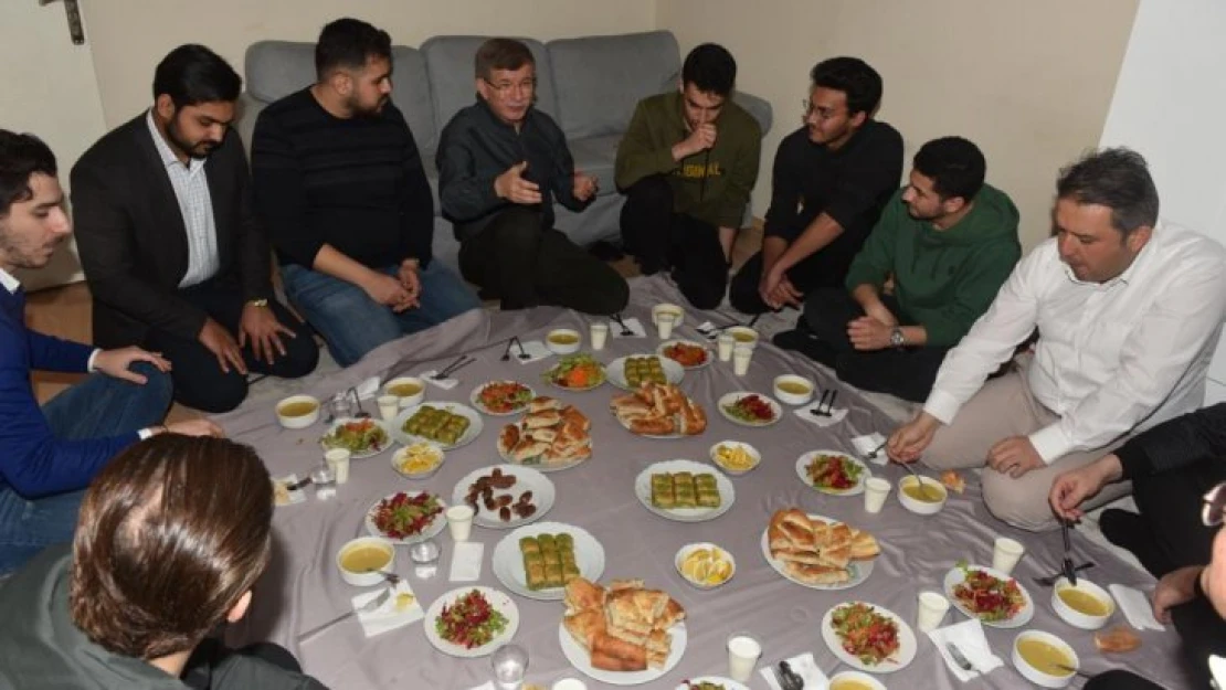 Davutoğlu, iftarda öğrenci evine misafir oldu