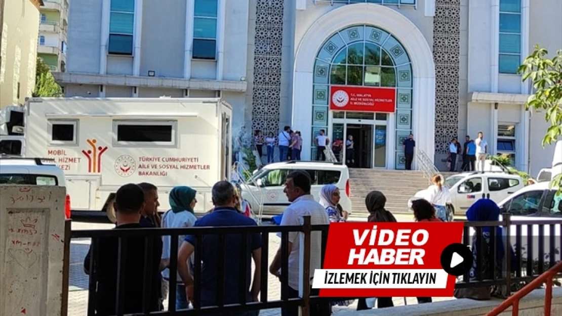 Deprem anı ve telaşla dükkandan kaçan vatandaşlar (güvenlik kamerası)