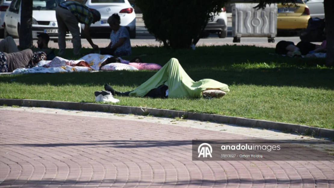 Deprem nedeniyle bazı vatandaşlar parklarda sabahladı