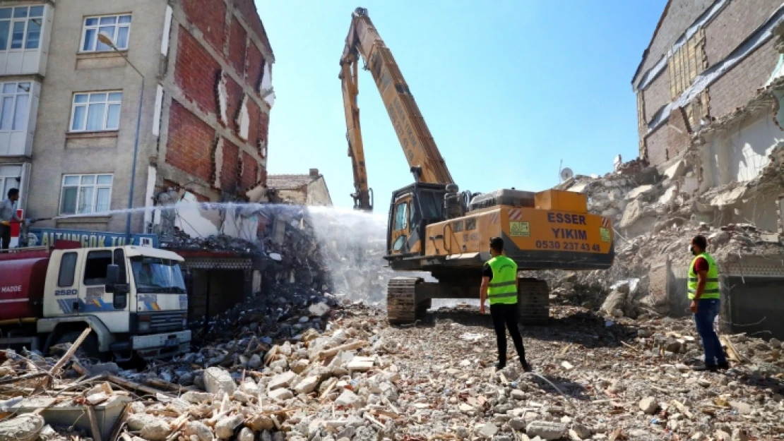 Deprem Sonrası Yıkım Çalışmaları Devam Ediyor