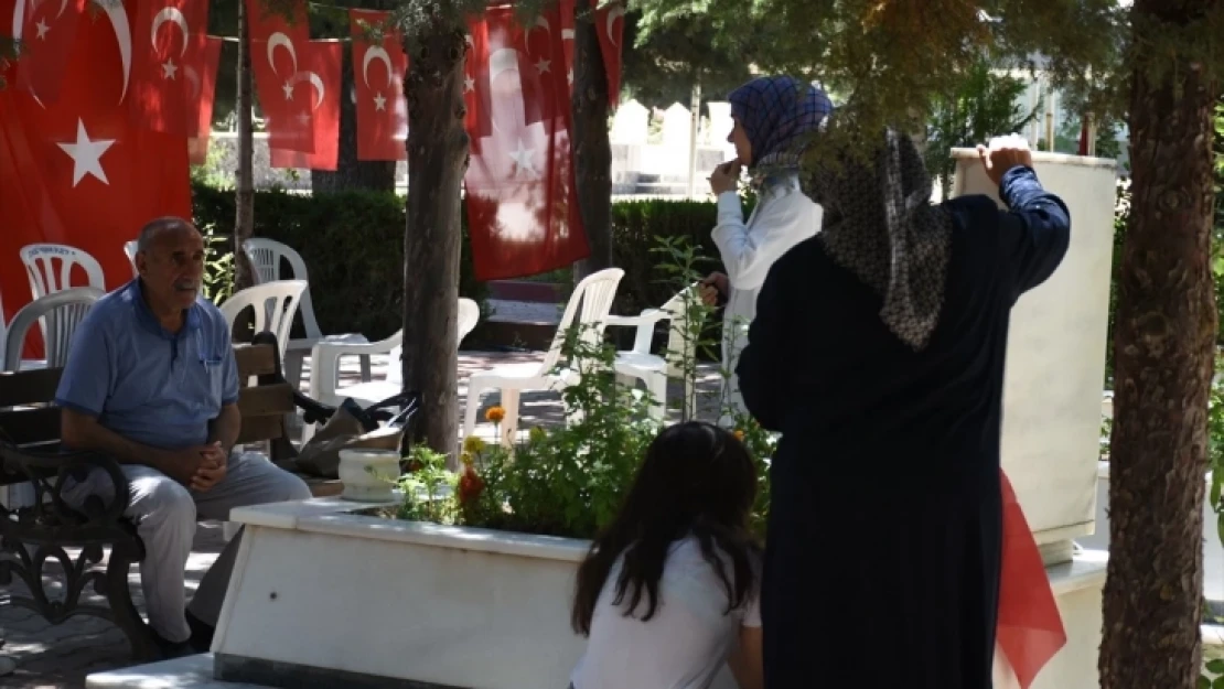 Depremin vurduğu Malatya ve Adıyaman'da şehit kabirleri ziyaret edildi