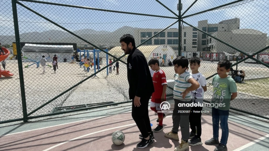 Depremzede antrenörlerden konteyner kentteki afetzede çocuklara futbol eğitimi