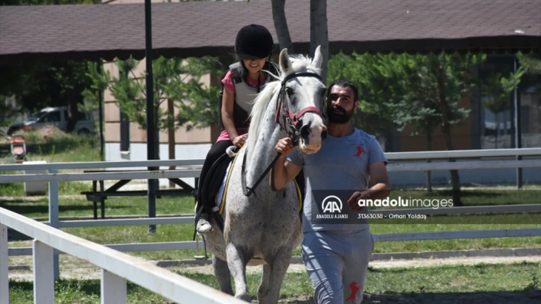 Depremzede çocukların yüzü 'Gençler Sevinsin Umutlar Sönmesin' etkinliğiyle güldü