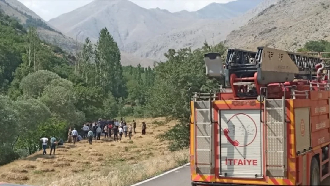 Dereye düşen çocuğunu kurtaran baba boğuldu