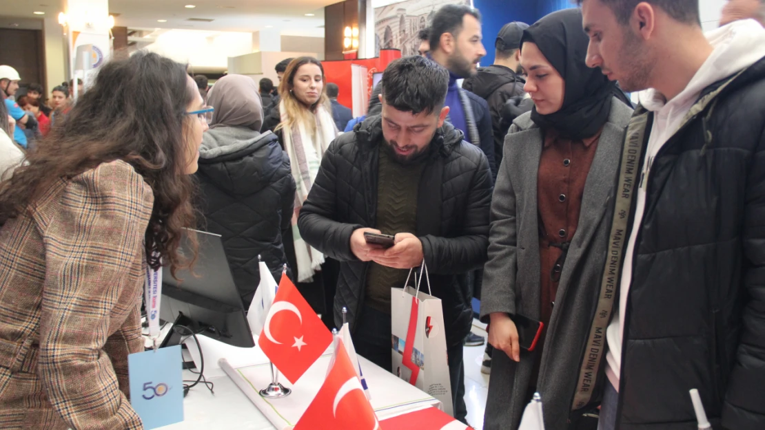 Dicle Üniversitesi'nde Düzenlenen Güneydoğu Kariyer Fuarı'nda Fırat Edaş Standına Büyük İlgi