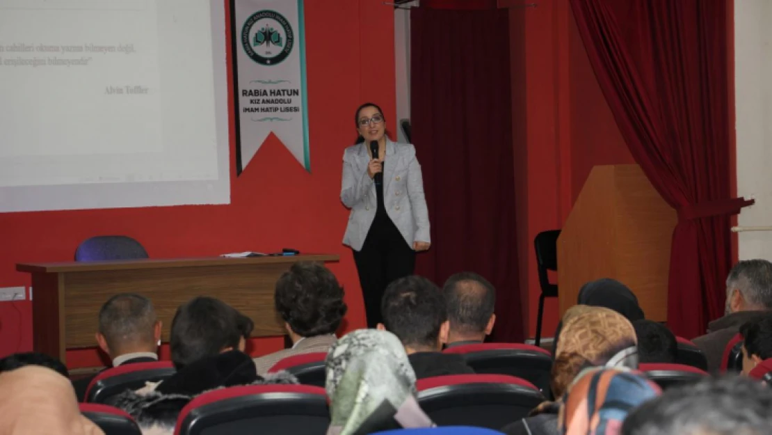 'Dijital Medya Okuryazarlığı' Semineri Düzenlendi