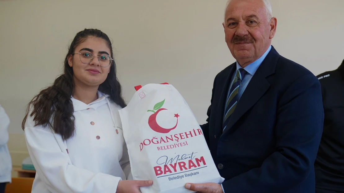 Doğanşehir Belediyesi 300 Öğrenciye TYT / AYT ve E Dershane Hazırlık Seti Dağıttı