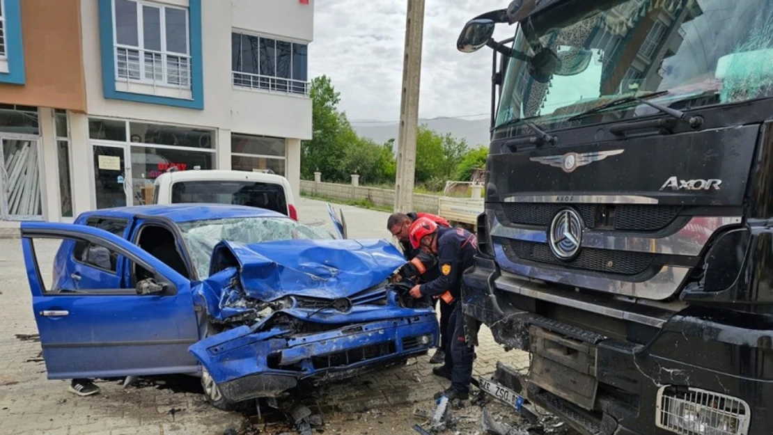 Doğanşehir'de tırla otomobil çarpıştığı kazada 1 kişi yaralandı