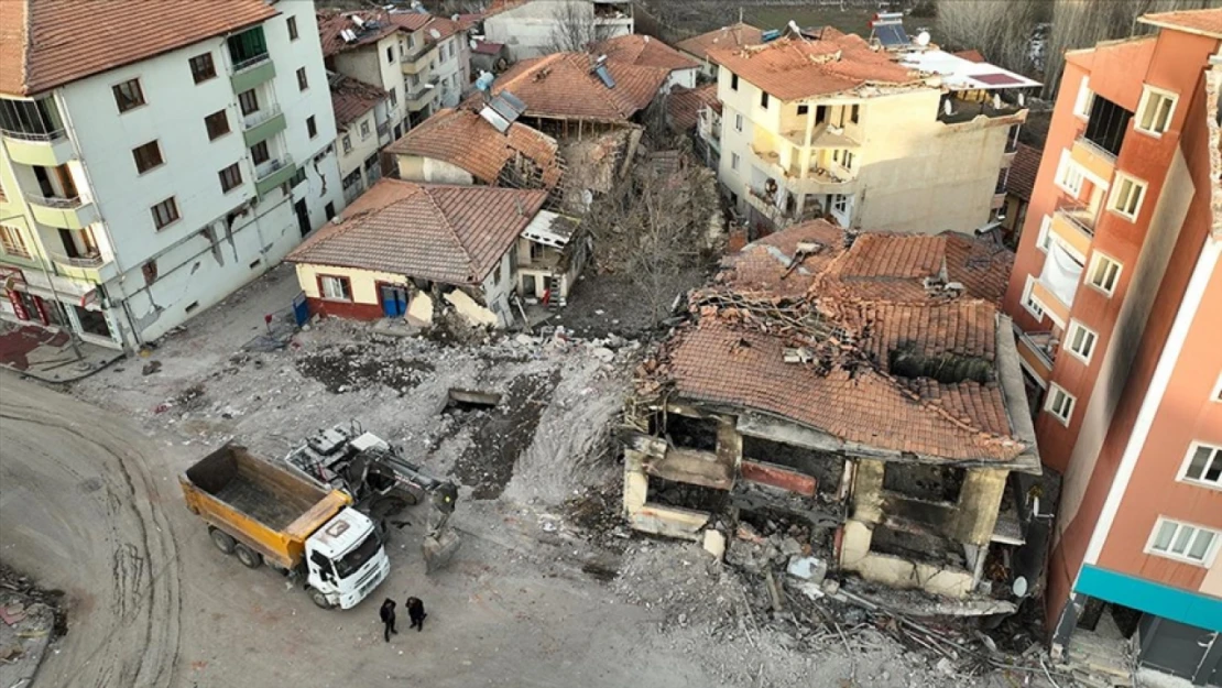 Doğanşehir'de yıkım ve enkaz işlemleri yüzde 85'e ulaştı