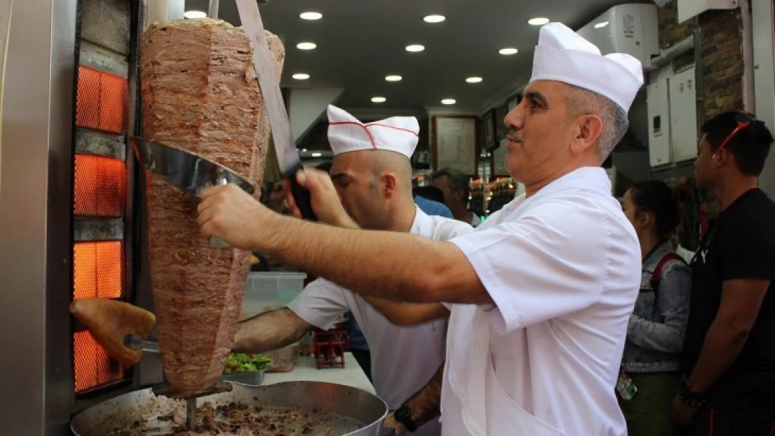 Dönere dikkat: Yanarsa kanser, çiğ kalırsa ishal yapıyor