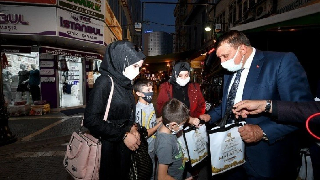 Dünya Kitap Günü nedeniyle kitap dağıtımı yapıldı