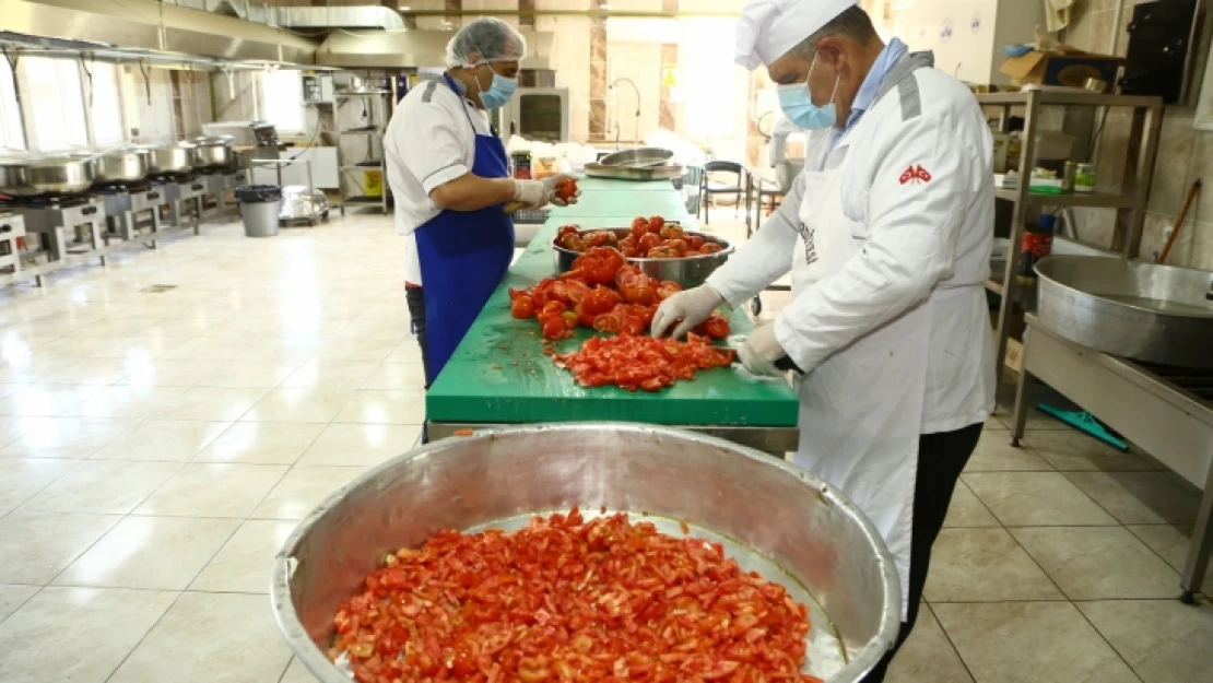 Elazığ Belediyesi'nden İhtiyaç Sahiplerine Sıcak Yemek