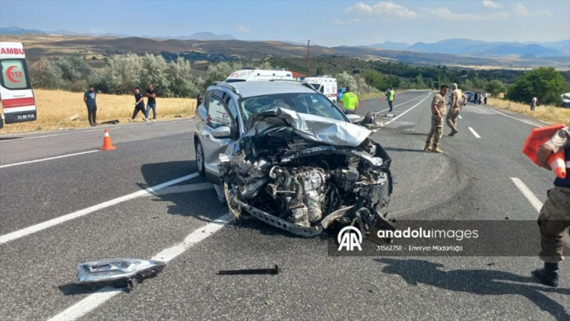 Elazığ'da cip ile otomobilin çarpıştığı kazada 1 kişi öldü, 5 kişi yaralandı