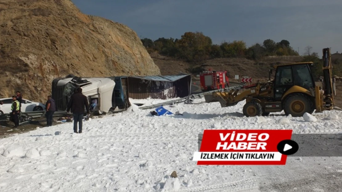 Elazığ'da devrilen tuz yüklü tırın sürücüsü yaralandı