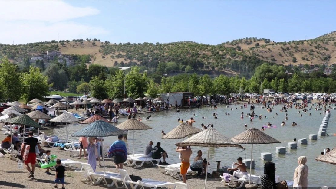 Elazığ'da Hazar Gölü'nde bayram yoğunluğu yaşanıyor