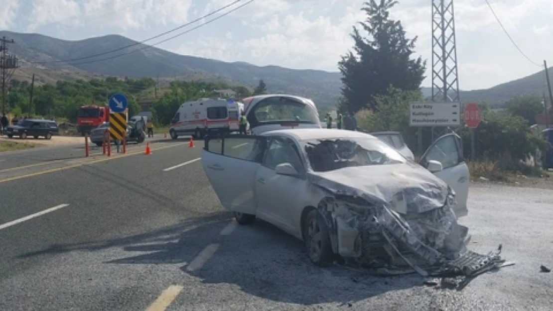 Elazığ'da iki otomobilin çarpıştığı kazada 1 kişi öldü, 6 kişi yaralandı