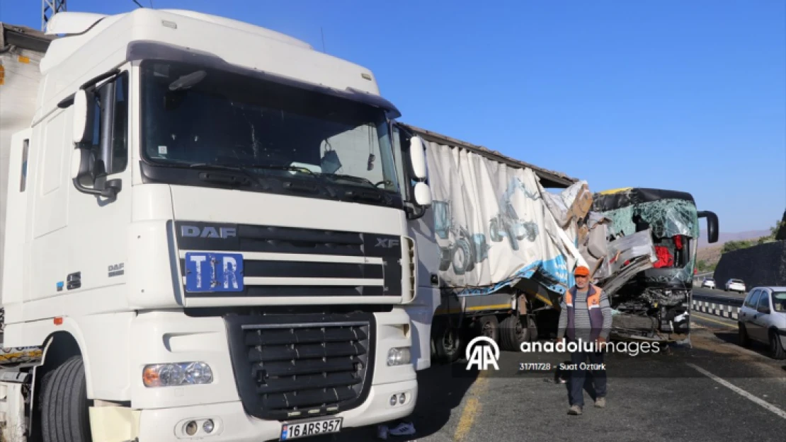 Elazığ'da otobüs ile tırın çarpışması sonucu 1 kişi öldü, 34 kişi yaralandı