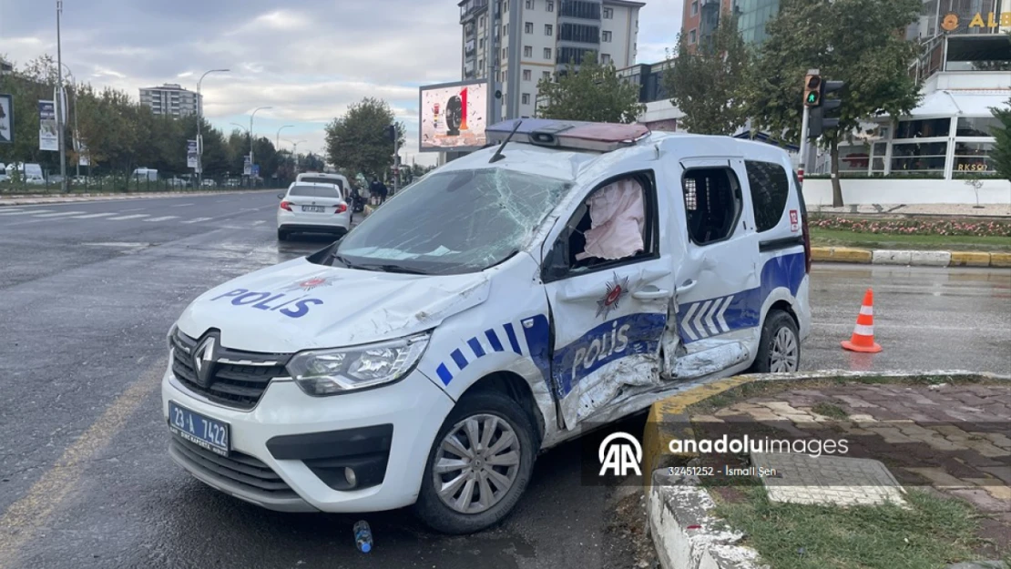 Elazığ'da otomobille çarpışan ekip aracındaki 2 polis yaralandı